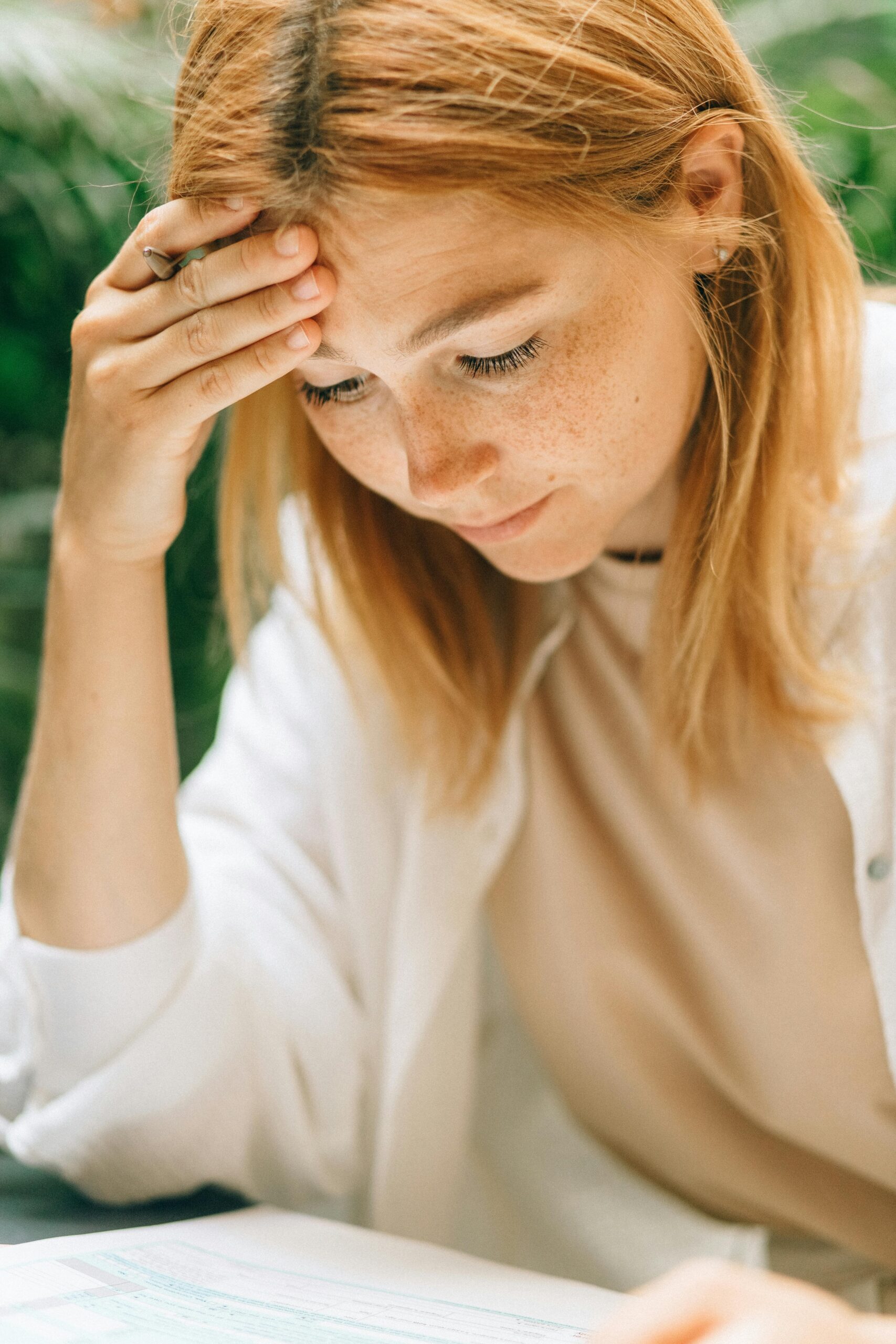 vrouw-somber-denken-schrijven-schrift-dagboek-marina van der wal - gideon de haan - relatietherapie