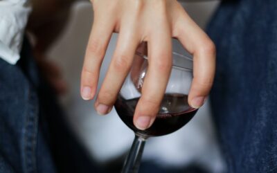 Alcohol in je relatie: wanneer het glas een derde aan tafel wordt